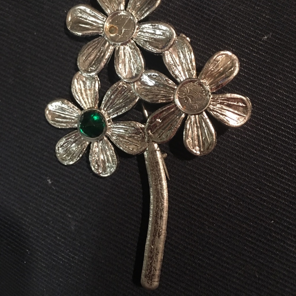 3 Daisy Pin Brooch - Picture 2 of 15